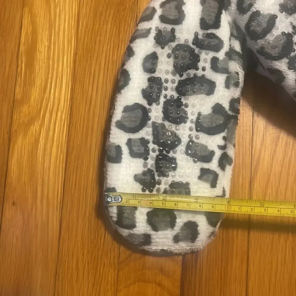 Cheetah print house slippers with grippers NWOT - Picture 10 of 10